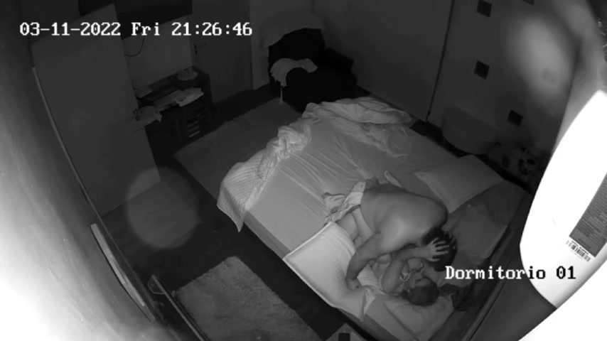 Взломанная айпи камера в спальне записала секс супружеской пары