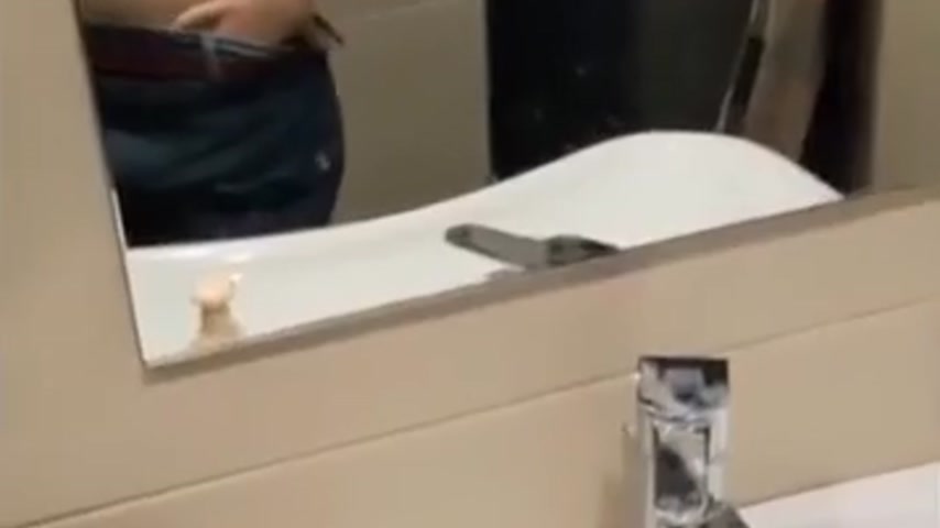 Быстрый секс в туалете ресторана