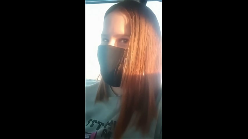 С друзьями в машине сосёт член парню при всех