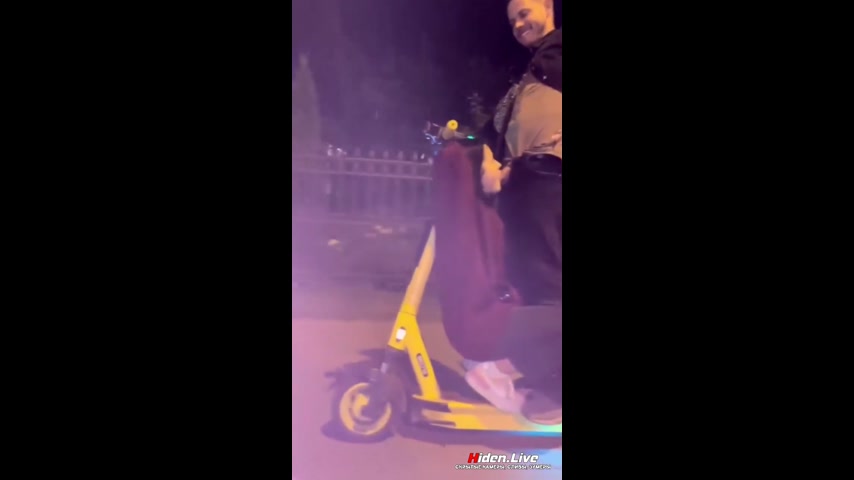 Сосёт на самокате! Прямо на улице! На ходу!